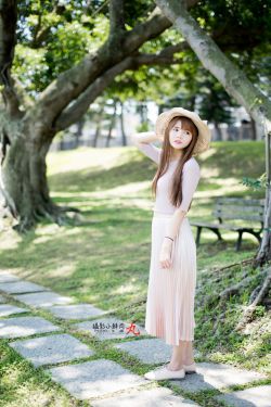 野外吮她的花蒂两男一女