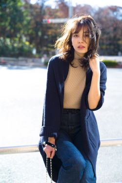 两瓣红莲今夜开一池碧水盼君浴